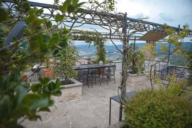 Apart Daire, Ek Bina