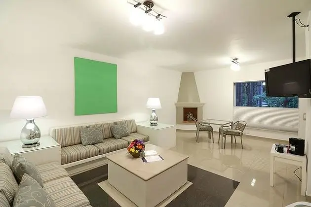 Room (Dog Friendly)