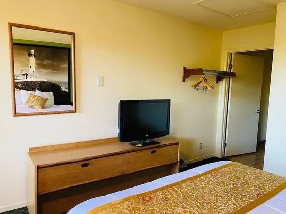 Standard Room, 1 Queen Bed, Accessible, Non Smoking, Mountain View