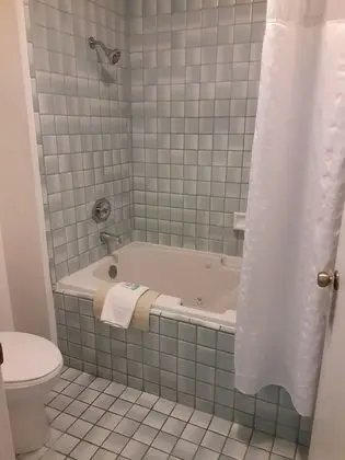 Oda, 1 En Büyük (King) Boy Yatak ve Çekyat, Sıcak Su Küveti (Sofa Bed)