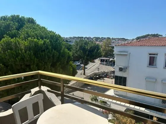 Standart Oda Balkonlu,Bahçe veya Sokak Manzaralı,1. Kat