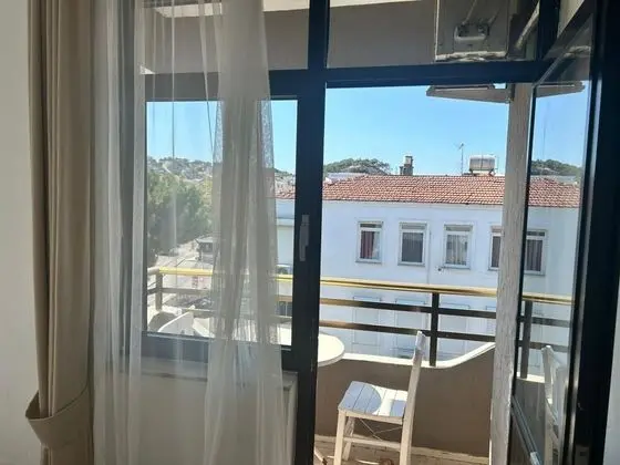 Standart Oda Balkonlu,Bahçe veya Sokak Manzaralı,1. Kat