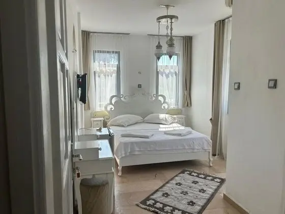 Standart Oda Balkonlu,Bahçe veya Sokak Manzaralı,1. Kat