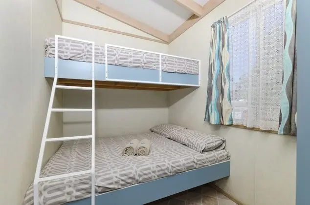 Kulübe, 2 Yatak Odası (Bradman, Double + Tri-bunk)