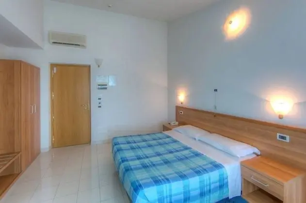 Büyük Yataklı Tek Kişilik Oda