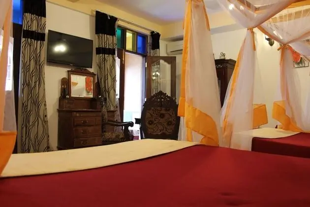 İki Ayrı Yataklı Oda, Havuz Manzaralı