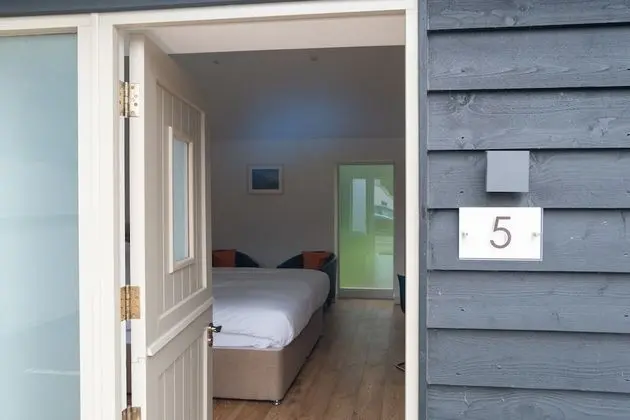 Deluxe Tek Büyük veya İki Ayrı Yataklı Oda, Banyolu/Duşlu, Avlu Manzaralı