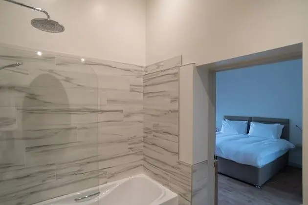 Deluxe Tek Büyük veya İki Ayrı Yataklı Oda, Banyolu/Duşlu, Avlu Manzaralı