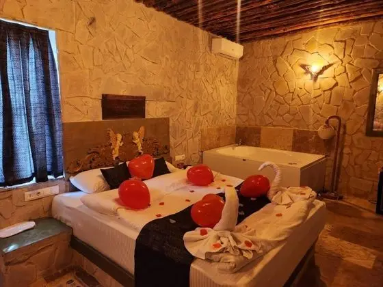 Junior Suite, Avlu Manzaralı, Jakuzili (2 Kişilik)