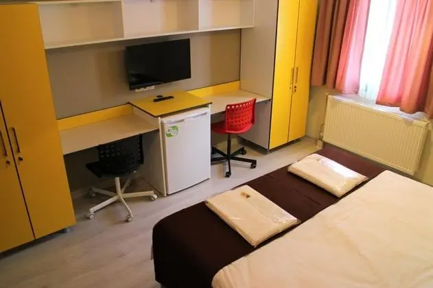 Dört Kişilik Oda, Sokak Manzaralı