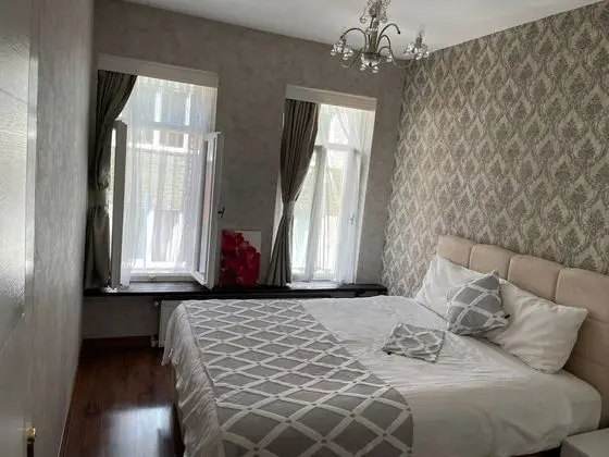 Tarihi Binada Deniz Manzarali Suit
