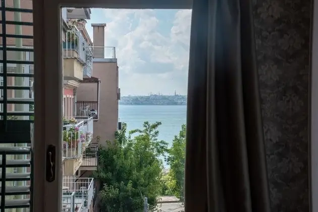 Tarihi Binada Deniz Manzarali Suit