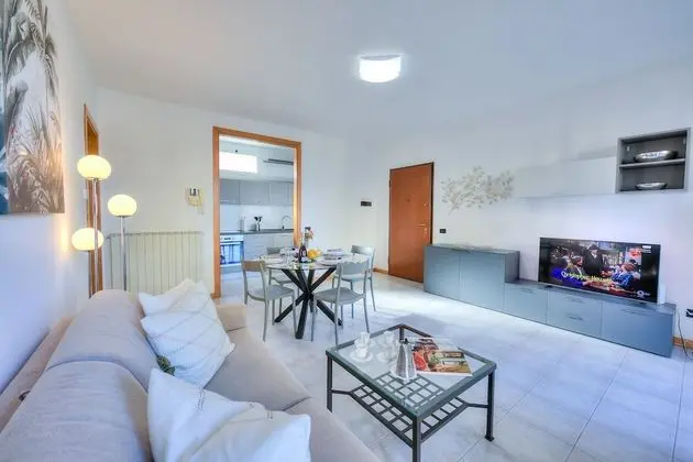 Standard Apart Daire, 1 En Büyük (King) Boy Yatak ve Çekyat (The Modern Apartment In Stresa)