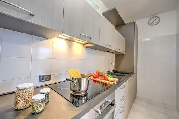 Standard Apart Daire, 1 En Büyük (King) Boy Yatak ve Çekyat (The Modern Apartment In Stresa)