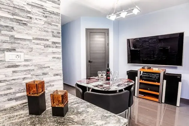 Apart Daire, 1 Büyük (Queen) Boy Yatak ve Çekyat