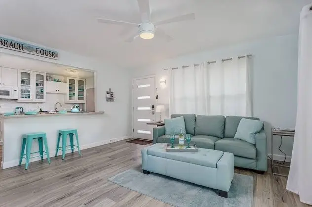 Ev (Modern Grove Duplex Unit A)