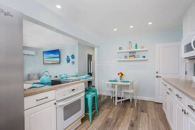 Ev (Modern Grove Duplex Unit A)