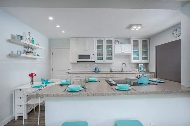 Ev (Modern Grove Duplex Unit A)