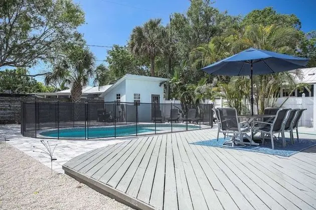 Ev (Modern Grove Duplex Unit A)