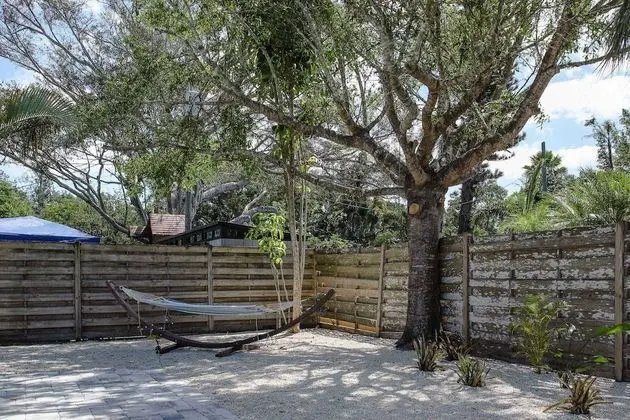 Ev (Modern Grove Duplex Unit A)