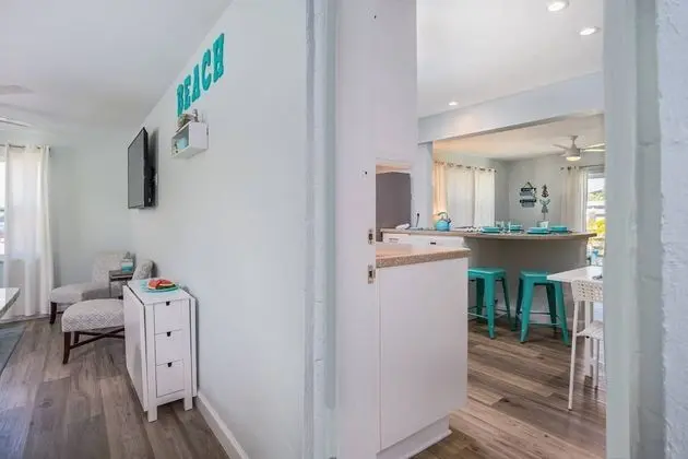 Ev (Modern Grove Duplex Unit A)
