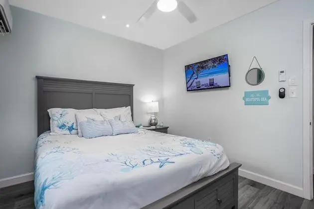 Ev (Modern Grove Duplex Unit A)