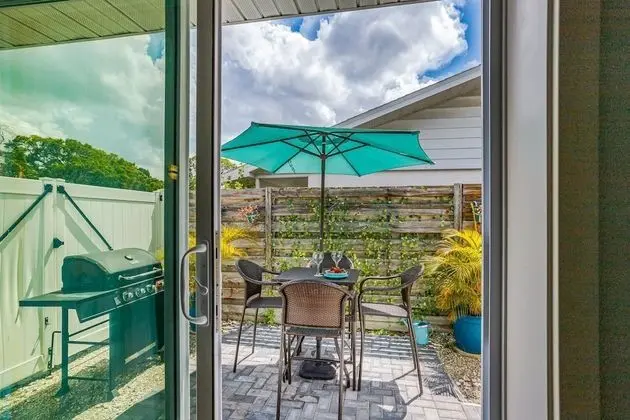 Ev (Modern Grove Duplex Unit A)