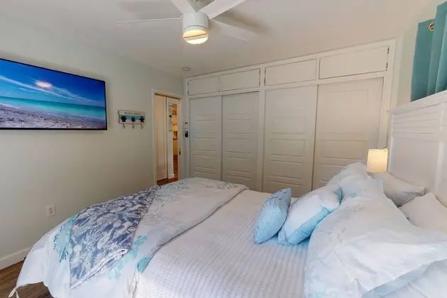 Ev (Modern Grove Duplex Unit A)