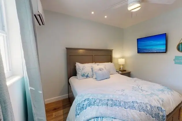 Ev (Modern Grove Duplex Unit A)