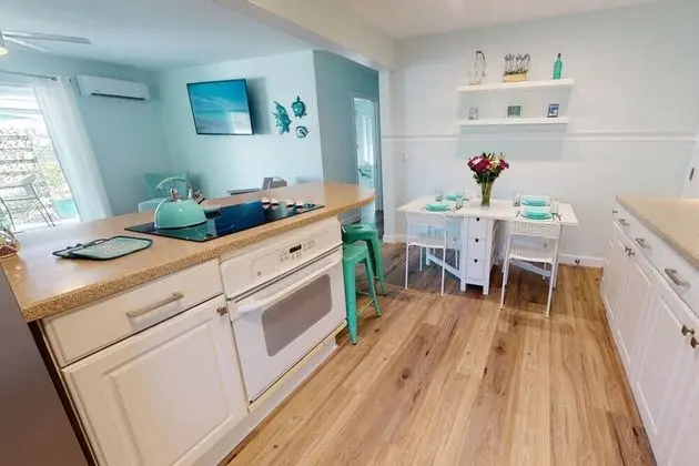 Ev (Modern Grove Duplex Unit A)