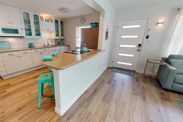 Ev (Modern Grove Duplex Unit A)