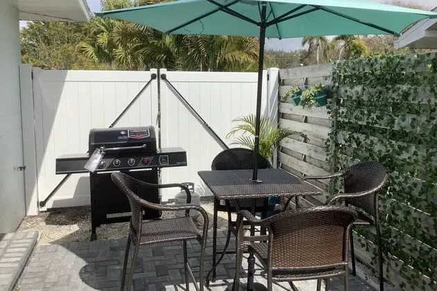 Ev (Modern Grove Duplex Unit A)