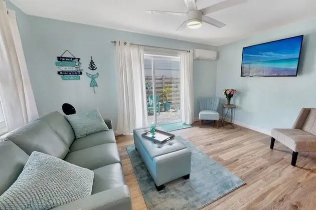 Ev (Modern Grove Duplex Unit A)