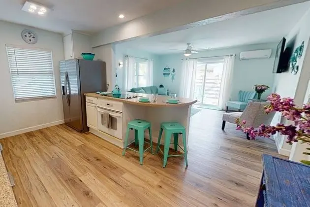 Ev (Modern Grove Duplex Unit A)