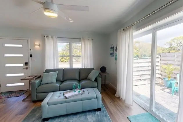 Ev (Modern Grove Duplex Unit A)