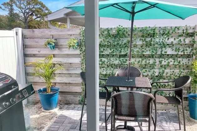 Ev (Modern Grove Duplex Unit A)