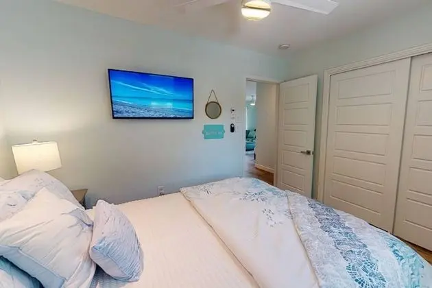 Ev (Modern Grove Duplex Unit A)