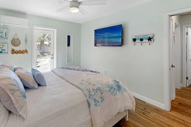 Ev (Modern Grove Duplex Unit A)