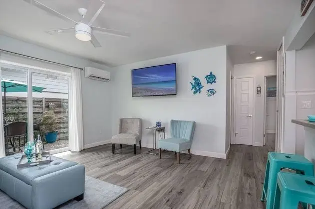 Ev (Modern Grove Duplex Unit A)