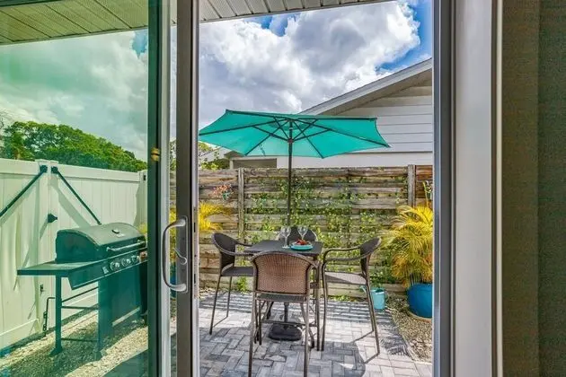 Ev (Modern Grove Duplex Unit A)