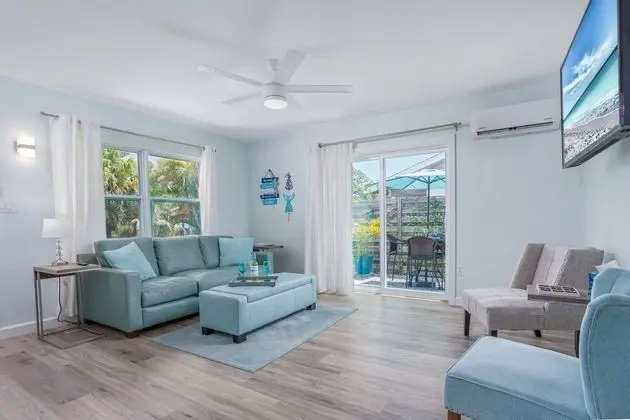 Ev (Modern Grove Duplex Unit A)