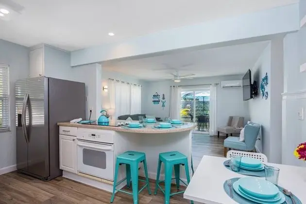 Ev (Modern Grove Duplex Unit A)