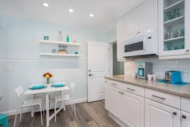 Ev (Modern Grove Duplex Unit A)