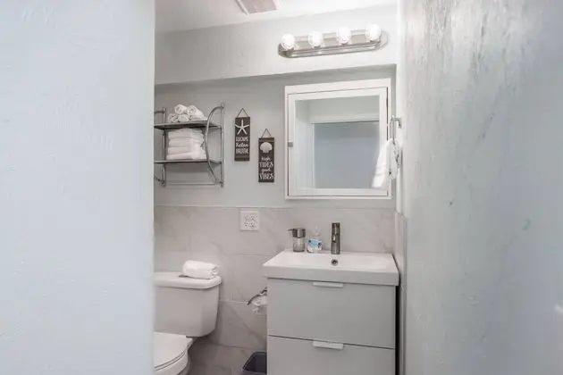 Ev (Modern Grove Duplex Unit A)