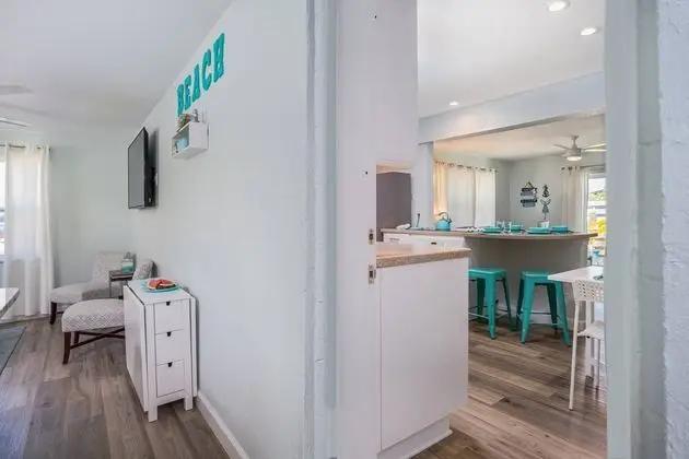 Ev (Modern Grove Duplex Unit A)