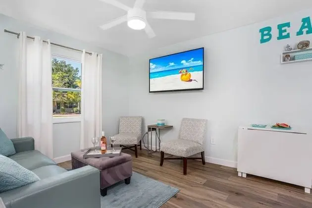 Ev (Modern Grove Duplex Unit A)