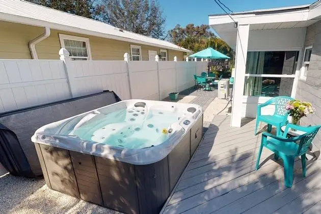 Ev (Modern Grove Duplex Unit A)