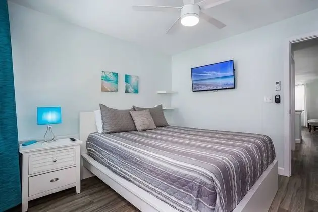 Ev (Modern Grove Duplex Unit A)