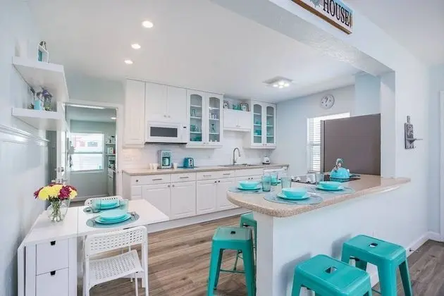 Ev (Modern Grove Duplex Unit A)