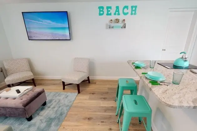 Ev (Modern Grove Duplex Unit B)